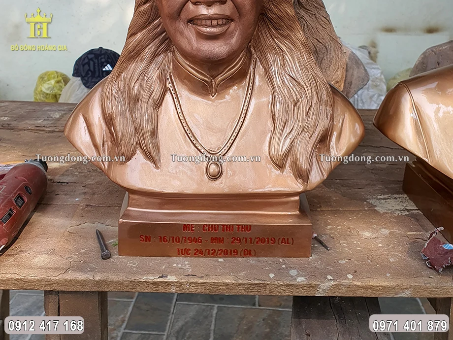 Phần chân đế chạm khắc sắc nét tên, thời gian sinh và mất của gia chủ